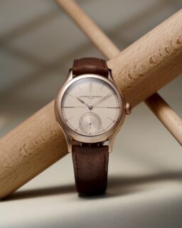 @laurent_ferrier 🇨🇭 , The Origin, the youthful ,classic handwound has been seen is only titanium, until today. Today, the prince of the Laurent Ferrier collection matures into an 18k rose gold case. Yes, titanium remains, as always, but we add this rich choice to the repertoire. The handwound, hand finished caliber features a blasted satin finish in ruthenium which pops against the warm, rose gold case. @martinpulli 🇨🇭I know the whole story. ☎️