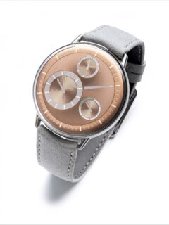 @ressence_watches 🇧🇪 are proud to launch a Type1° , full round with a warm personality! The grade 5 titanium case is fully media blasted, to yield a soft satin finish, ever enhancing the ultra ergonomic shapes of this Type1°.
The dial is completely bathed in a 5N 18kRG plating, highlighting the fine mix of dial graining which further refines the dimensionality of this unique Type1°. Like all contemporary Type1° or Type1 squared, the recessed lever housed in the caseback offers the wearer simplicity while integrating with their unique watch. Ressence are forever stretching their boundaries, Benoit demands it. However, design, technology and ingenuity are always in complete congress. @martinpulli 🇺🇸 I’ve been with Benoit since he was a one man company, with a single unusual watch. I’ve seen every step and each step is always a new surprise. ☎️ Batphone is always a direct line to illumination. #ressence #ressencewatch #ressencewatches #ressencetype1 #ressencetype1°