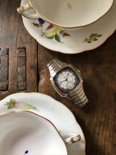 @pshorology 🇨🇭🇬🇧 The Tsuba Blue. A most unique, ultra technical case, paired with an incredible bracelet made only for the Tsuba. Inside, the Vaucher 5401 microrotor automatic with custom blue rotor balance seen through a peek-a-boo caseback. The dials are layers of sapphire. Many collectors and watch tifosi tell me they love the unique creativity of independent watchmakers. Peter Speake has been reenvisioning the image of modern watchmaking for more than 20 years. The Tsuba is a concept, imagined from a Tsuba itself, a hand guard of a Samurai’s Katana. The Tsuba is yet another compelling example of this poetic reinterpretation of modern horology. @martinpulli 🇺🇸👀
