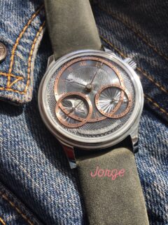 @habring2 🇦🇹 Jorge, erstwhile tribute to a pioneer of modern Independent Watchmakers, Dr.George Daniels.
Habring2 have been working with Jochen Benzinger with Benzinger Watches “GAP 1” & “GAP 2” projects. Now, Habring2 take the lead in the development of another “GAP” (Germany-Austria-Project) to do a third partnership collaboration based on Oskar. Is Jorge, Oskar? At the foundation, yes, however Jorge is heavily modified from Oskar. The design is pushing boundaries of the calibre as it has been. To present the moonphase on this symmetrical dial layout significant modifications needed to be made. You may notice the reposition of the operating crown? The moonphase itself is a larger display, with a larger corresponding moon disc (featuring our own Mrs.&Mr. Moonface who trade months 🌝 sharing is caring). The cannon is offset and a unique handset are developed and heated to a bronze finish. Jorge is a completely co-branded watch, with equal parts Habring2 & Benzinger at each detail. @martinpulli 🇺🇸 there’s a pleasure in small things. #habring2 #benzingerwatches